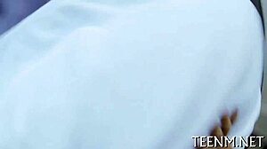 Тийнейджърка Мейди Роуз получава стегнатата си путка чукана hardcore!