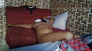 Lilysweetkiss hrepeni po trdem kurcu, da zadovolji njene vroče želje takoj