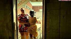 Mistress April la dominatrice commence la journée avec un caning brutal. Son esclave endure la douleur matinale.