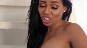 Λατίνα MILF δίνει άγρια πιπίλα στον Στιβ