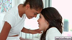 官能的な18歳レズビアンのDeeとCorazonがジューシーなピンクを舐め合う！ 😘