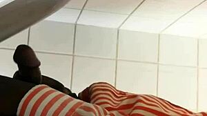 よっ黒人、公共の小便器でチンチンシゴいてるのか？