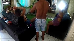 लैटिना एमेच्योर बड़े स्तनों वाली नाव मालिकों की पार्टी में जासूसी की गई