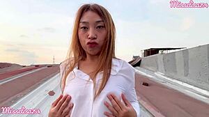 日本人痴女が公共の屋外シーンでエロい体をチラ見せ