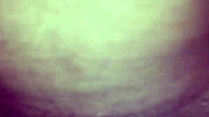 Jeho obří kurva plní oholenou pičku v cowgirl. Miluju ten velký ass creampie zblízka