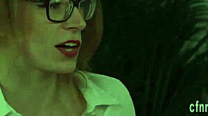 Cholera, pończochowa dominatrix całkowicie przejmuje kutasa szefa