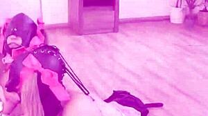 Halsbånd og lænkede teens underkaster sig fuldt deres dominerende herre i trailer