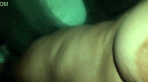 Sama v kúpeľni s nevlastným otcom.