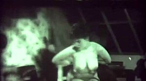 Vintage amatører avslører hårete modne hemmeligheter i retro MILF-scene