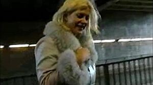 Sexbomb blottar utomhus.