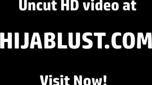 Hijabi tini 18+ térden szopja a farkat és tökéletesen engedelmeskedik minden parancsnak