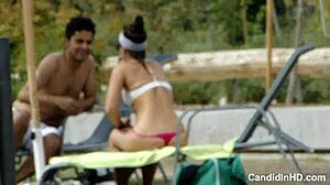 Hej, pozri si tú tínedžerku 18+ v tangovom bikinách na pláži