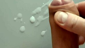 Drkanje na mizi z ogromno obremenitvijo sperme