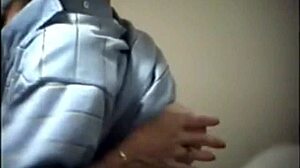 Hey, vil du se bedstemors kæmpe dildo i vild fodfetish-aktion med moden røvleg?