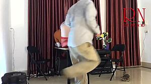 إغراء مكتبي يوم الاثنين مع موظفة فاجرة بدون بنطال