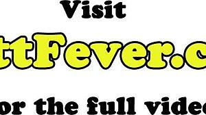 Tetovaná Evropanka bere tvrdý anál zezadu