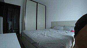 Kone snyder med fremmed hjemme mens mand arbejder tabu anal røvknul