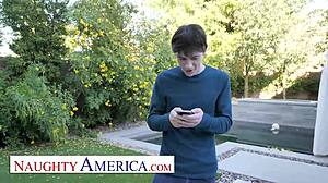 嘿，Naughty America！Emily Addison渴望目光在她身上和猛烈操干！