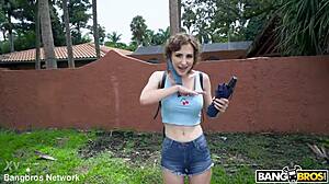 Blyg brunett rider hårt på allmän buss