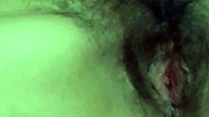 Izgatott 58 éves érett nő mutogatja szőrös kincsét