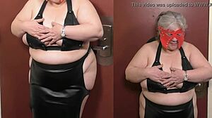 babica z velikimi sisami sužnja v podrejanju z nedrčkom