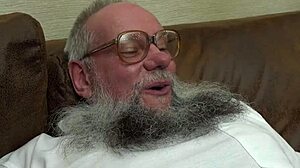 Farfars intensiva klimax med stygga tjejer