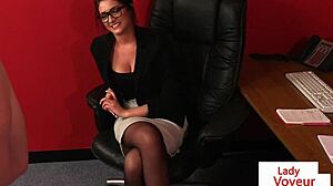 Britanska voyeurka v čevljih v pisarni s hlačnimi nogavicami očali in tetovažami daje navodila za drkanje