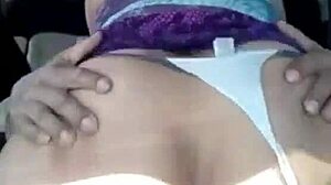 Cavalhando no Carro com Massagem em Peitos Grandes e Fantasia de Gangbang ao Ar Livre 😏🍑