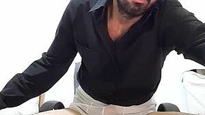 pau grande empinado jorrando leite