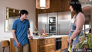 Obilna milf mačeha Siri Dahl dobi analno nabijanje od majhnega 18+ pastorka v kuhinji