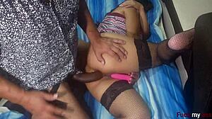 דילדו ענק מותח אותי בכאב אבל מרגש