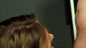 Koketná bomba vysáva spermie v extrémnom blowbangu s facialom