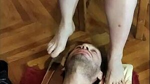 Üvey oğul, annesinin ayak parmaklarını emiyor, dev boşalma patlaması öncesi