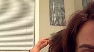 Моя богиня заставляет раба поклоняться морщинистым ногам и пальцам в POV вебкамере 😘👣