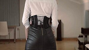 レズガールズがストラップオンで激しいベッドルームプレイ。誰がコントロールする今夜？