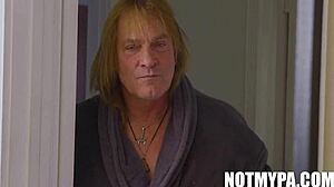 Mazy Myers devient coquine avec Evan Stone ! 😜