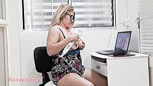 TRABALHANDO NO NOTEBOOK E PEGUEI O MASSAGEADOR ELÉTRICO PRA TESÃO