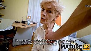 Wow ! Femme mature de plus de cinquante ans en bas prend la bite pour du cash !