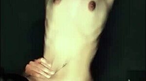 細身の小柄な女の子が激しくハメられて中出しアクション！