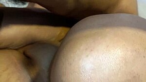 मेरे बॉयफ्रेंड को लवली गर्लफ्रेंड के साथ शेयर करती हूं देसी सेक्स सीन में।