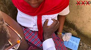 Ухваћени у жестоком јебању у дворишту током часа.