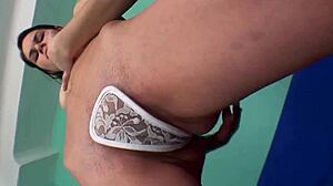 Reagan C-Stringben, Szőrtelen Punciját Ujjazzák és Dugják egy Dögös Barnával