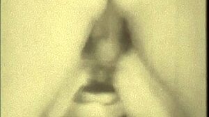 Abuela vintage Fanny recibe atención intensa y audaz al estilo retro