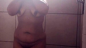 amandinha safada shows natural tits