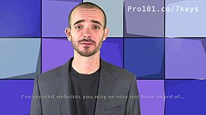 Ivana peida no sofá de lingerie. Ela segura e cheira o próprio cheiro.