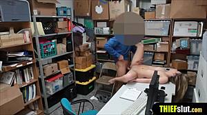 Plavuša uhvaćena i žestoko pojebana od čuvara u šoping centru!