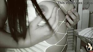 MILF latina grávida se masturba em trailer caseiro