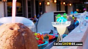 Uusi swinger-pari riisuutuu villillä uima-allasbileillä