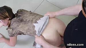 Гадната сладка беше завлечена в аналната лудница за странна терапия, а? 😜