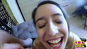 Hey, bu CFNM genç 18+ kirli konuşurken mastürbasyon yapıyor ve yüzüne boşaltmak için emiyor!